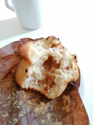 Yummy! Sehr leckerer, veganer Tofee Muffin. at Junge Die Bäckerei - Travemünde Vorderreihe in Luebeck