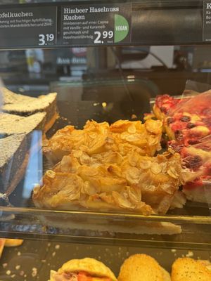 Ein paar vegane Optionen, immerhin ist alles ausgeschildert.   at Junge Die Bäckerei - Travemünde Vorderreihe in Luebeck