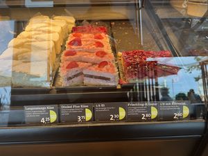 Die Beschilderung stimmt jedoch nicht unbedingt mit der Auslage überein  at Junge Die Bäckerei - Travemünde Vorderreihe in Luebeck