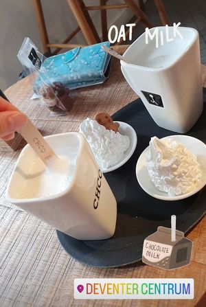 Vegan chocolademelk met gingerbread at Chocolate Company Café in Deventer