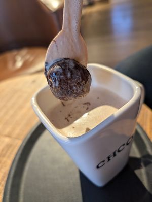 Chocolate dissolves in the hot (oat) milk at Chocolate Company Café in Deventer