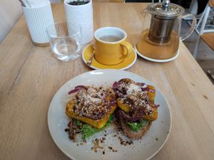 Belegtes Brot mit Erbsenmus und Tofu. at Buchta B in Brno