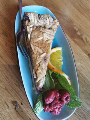Kuchen mit Beeren und Mandeln at Vegan House - Alaunstraße in Dresden