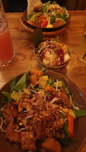 Bowl with rice noodles and crispy tofu at Vegan House - Alaunstraße in Dresden