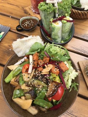 Bowl mit Pilzen, Süßkartoffel und Reis. Dazu ein paar Sommerrollen.  at Vegan House - Alaunstraße in Dresden