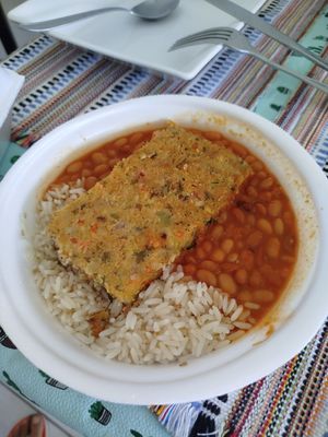 Essa torta do mar ( à la Bahia) é uma delícia e o feijão com arroz TB bem temperado at Vegostices in Recife