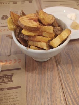 Patatas gruesas caseras 😋 at La Pepita Burger Bar in Lugo