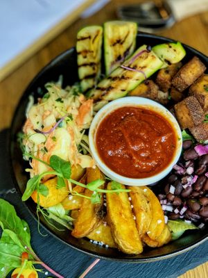 BBQ bowl at Élelem Etterem in Budapest