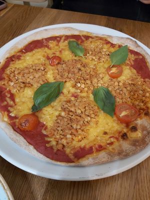 Pizza bolognese at Élelem Etterem in Budapest