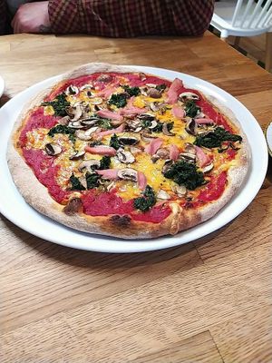 Gluten free pizza with "ham", spinach, mushrooms at Élelem Etterem in Budapest