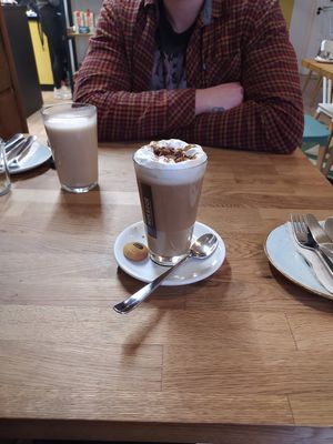 Caramel latte and protein shake at Élelem Etterem in Budapest