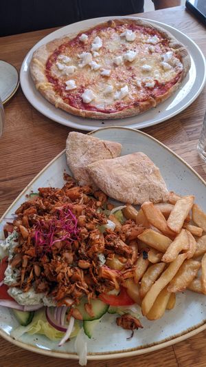 Pizza and gyros at Élelem Etterem in Budapest