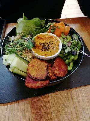 Buddha bowl at Élelem Etterem in Budapest