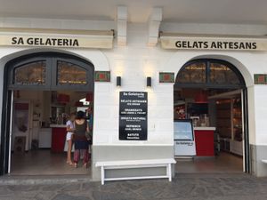 Outside  at Sa Gelateria Gelats Artesans  in Girona