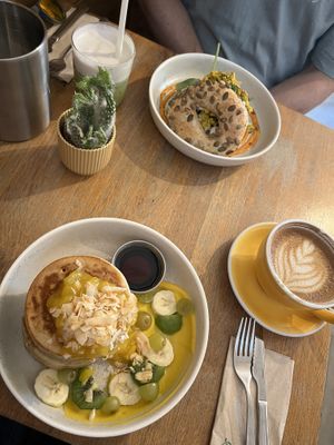 Mango Pancakes, Trüffel Bagel mit Scrambled Tofu, Hafer Cappuccino und Banana Matcha  at Sunny Side Up - Westend in Frankfurt