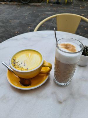 Turmeric latte and regular latte at Sunny Side Up - Westend in Frankfurt