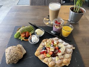 Veganes Frühstück mit Avocado und veganem Frischkäse und dem Chia-Pudding  at Just Green in Hamburg