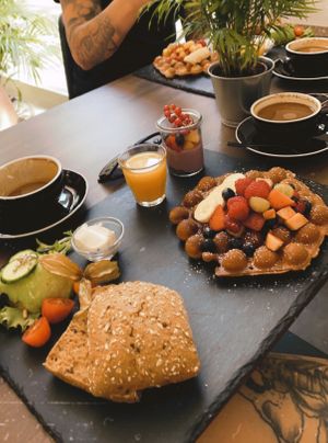 Had an amazing vegan breakfast here. Lots of food, fresh fruit and a big waffle. Also good strength coffee. Highly recommend!   at Just Green in Hamburg