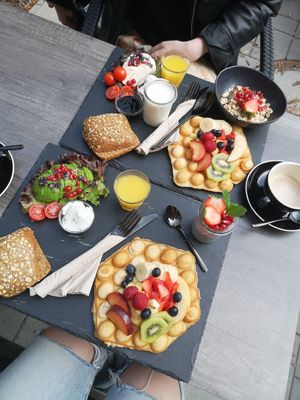 Vegan breakfast with vegan cream cheese and avo, chia pudding and fresh waffle with fruit // vegetarian one with Müsli and mozzarella at Just Green in Hamburg