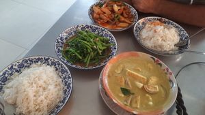 קארי ירוק עם טופו, קשיו עם טופו ומורנינג גלורי. at Noina's Mystic Mountain Restaurant & Bungalows in Koh Samet