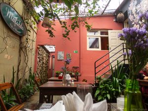 O pátio interno. Além dos espaços internos com mesas, também há uma micro-sacada no andar superior com uma ou duas mesas.. at Mafalda in Curitiba