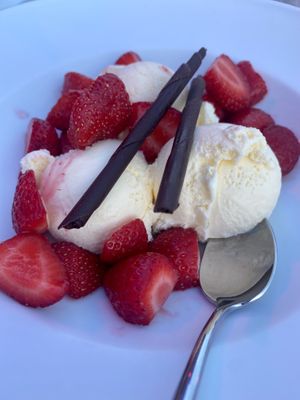 Vegan vanilla ice cream with strawberries   at Pier 7 in Vlissingen