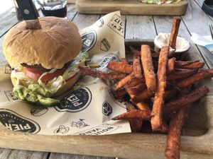 Veganer Burger mit süsskartoffel Pommes   at Pier 7 in Vlissingen