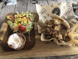 Veganes jackfruit pita mit Salat   at Pier 7 in Vlissingen