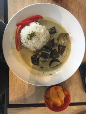 Grünes Thai Curry mit viiiel Aubergine, dazu Kimchi aus Rettich at Ann Café in Kiel