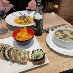 Auberginen Gimbap, Misosuppe und Kimchi Rettich sowie Udon mit Gemüse .  at Ann Café in Kiel