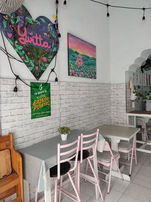 Pizza, pasteles ,comida y bebidas basadas en plantas. at Yvitta in Merida