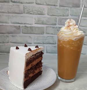 Rebanada de pastel y frappé de café 😋 at Yvitta in Merida