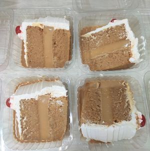 Pastel del día, beso de ángel de vainilla con leche de caramelo. Vegano🌱 como todo lo que hacemos 😉 at Yvitta in Merida