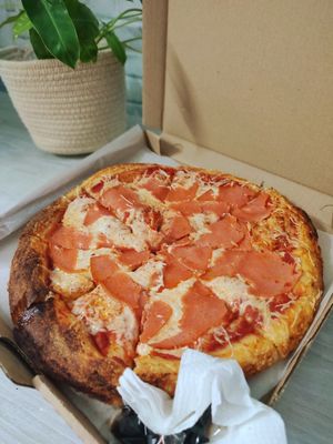 Pizza 🍕 con jamón 😋 estilo napolitana. at Yvitta in Merida