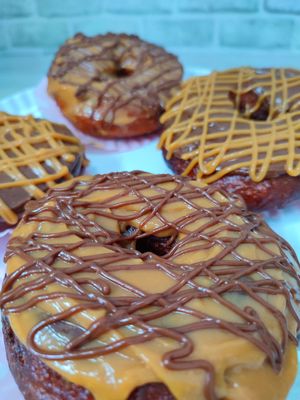 Donas con caramelo y fudge. Disponibles algunos fines de semana. at Yvitta in Merida