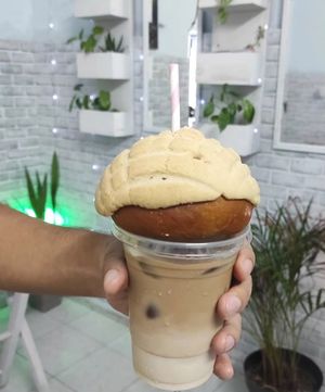 Latte y concha, una combinación ideal
para el antojo ✨ at Yvitta in Merida