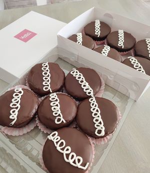 Vingüinos, biscocho de chocolate relleno con nata de vainilla y cubierto con chocolate 🍫🐧 at Yvitta in Merida