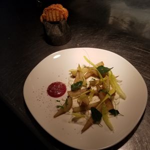 Una ensalada increíble de manzana de temporada. at Come Xhido in Puebla