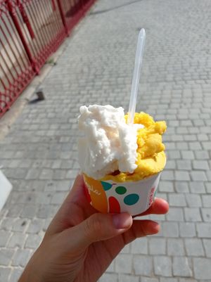 Helado de pera y de mango at Gelatopia in Porto