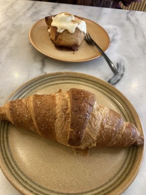 Vegan croissant en Vegan kaneelbroodje   at Mica Coffeebar in Haarlem