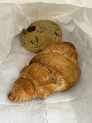 Croissant, Chocolate chip cookie 6,70€  at Mica Coffeebar in Haarlem