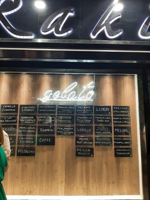 Opções veganas marcadas com uma bolinha verde. at Raki in Sorrento