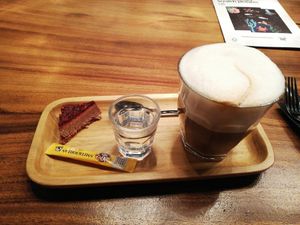 Flat white with vegan bite. 😋 at Smaeck in Weert