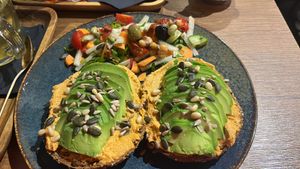 Heerlijk bruin broodje, harissa hummus…vegan.  at Smaeck in Weert