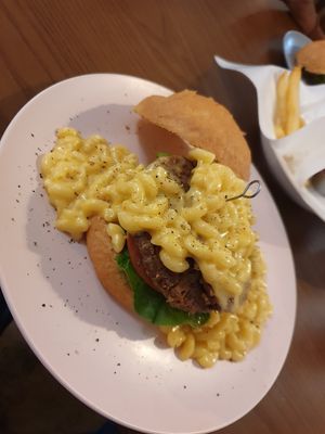 Mac and Cheese Burger at Yeungsang's Kitchen - 영상총각의키친 in Seoul
