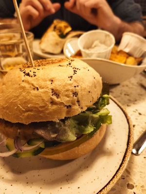 Hamburguesa vegana de calabaza con alioli vegano. Patatas al fondo at Menssana in Barcelona