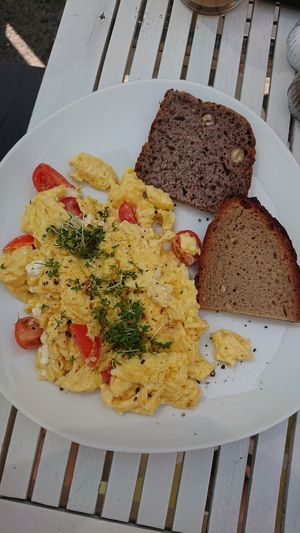 Rührei mit Tomaten und Feta at Cafe Erika in Munich