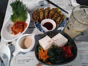 Kimchi, gyoza veg e insalata di tofu con salsa... E lemon sour! at Tenoha Milano in Milan