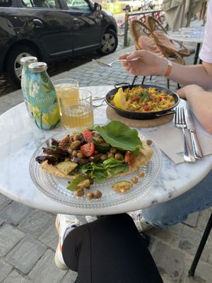 Paella and naan bread at HART in Antwerpen