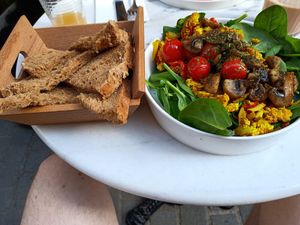 Scrambled tofu with bread at HART in Antwerpen